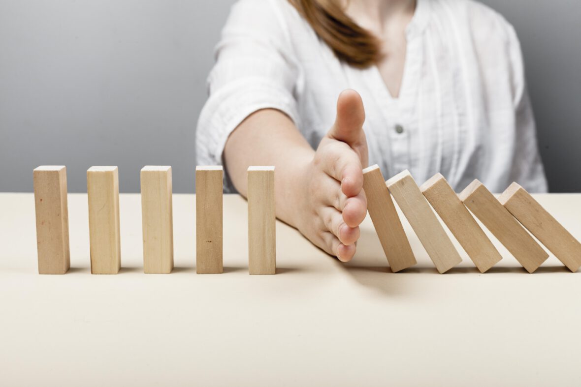 frau-die-die-holzernen-stucke-des-fallkonzepts-stoppt